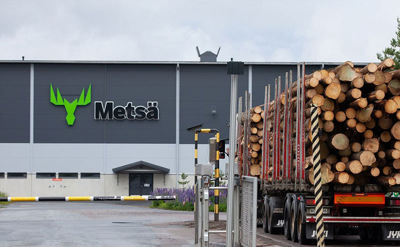 Финская Metsä Group из-за мирового падения спроса на стройматериалы задействовала флагманский завод в Рауме лишь на 60% мощности.